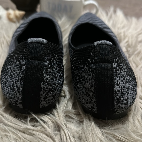 Like New-Knit Pointed Toe Ballet Flat Style-Gray/Black Print - Picture 5 of 14